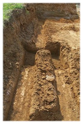 Stepped footings for a basement areaway